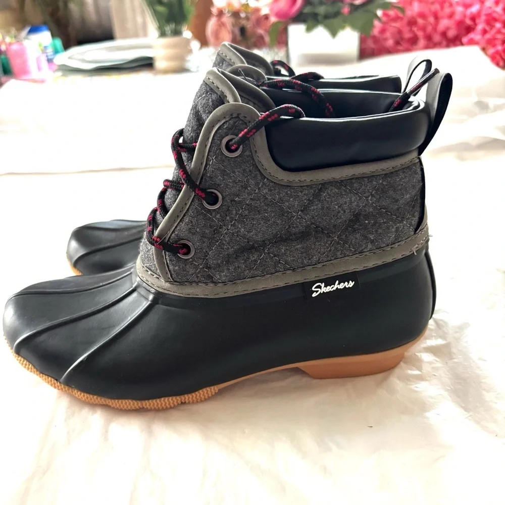 NWOT Skechers Arch Fit Pond Lil Puddles Boots Black Gray SZ 6 Y